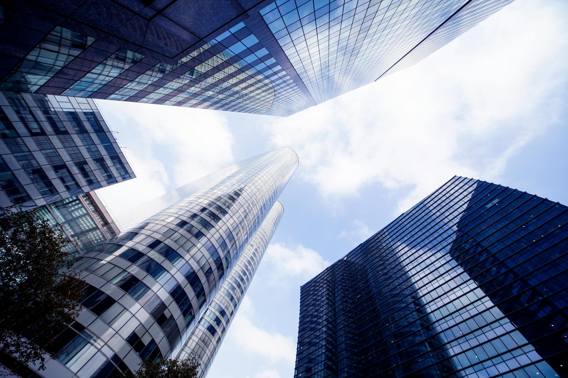 OTEGO rachète Calomatech : 5 impacts concrets pour la rénovation intérieure et l'isolation thermique 1 Poignée de main professionnelle symbolisant le rachat d'une entreprise dans le secteur du bâtiment et de l'isolation
