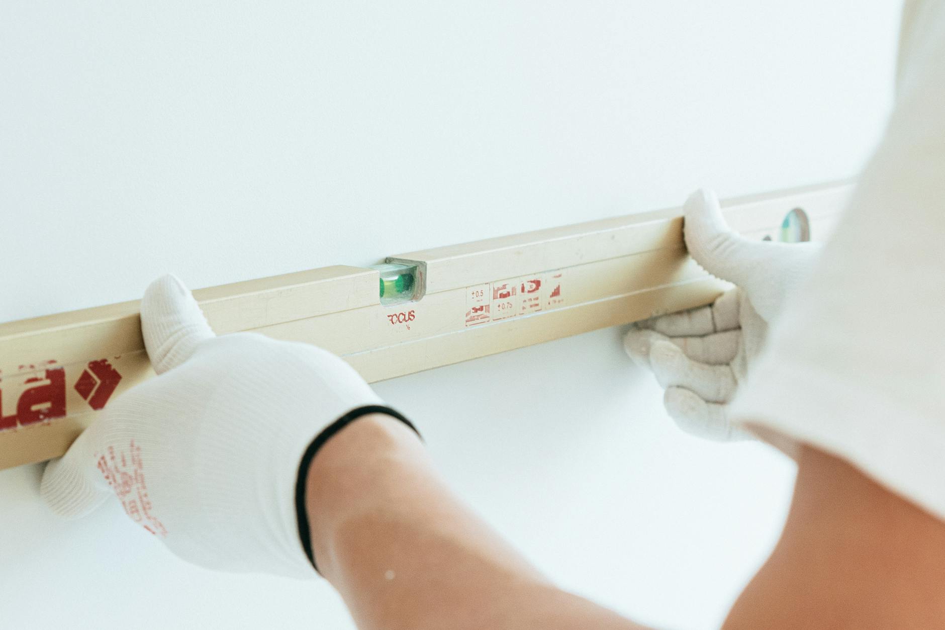 Guide complet des types de plâtrerie : 5 techniques essentielles pour réussir votre rénovation intérieure 1 Artisan plâtrier appliquant un enduit traditionnel sur un mur intérieur en rénovation