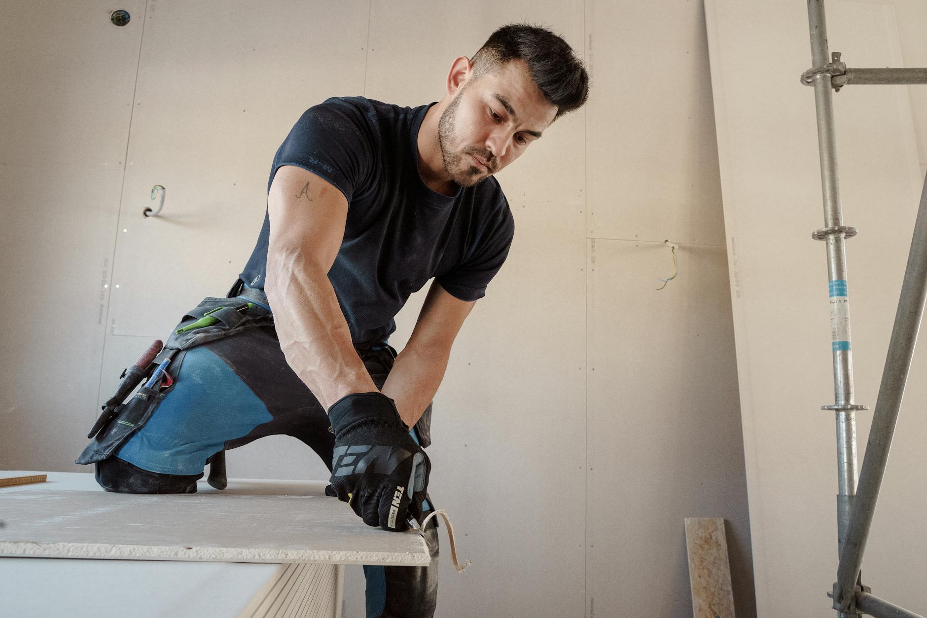 Plâtrier plaquiste autour de moi : guide pratique pour trouver le meilleur artisan en 2026 1 Plâtrier plaquiste professionnel réalisant la pose de plaques de plâtre lors d'une rénovation intérieure