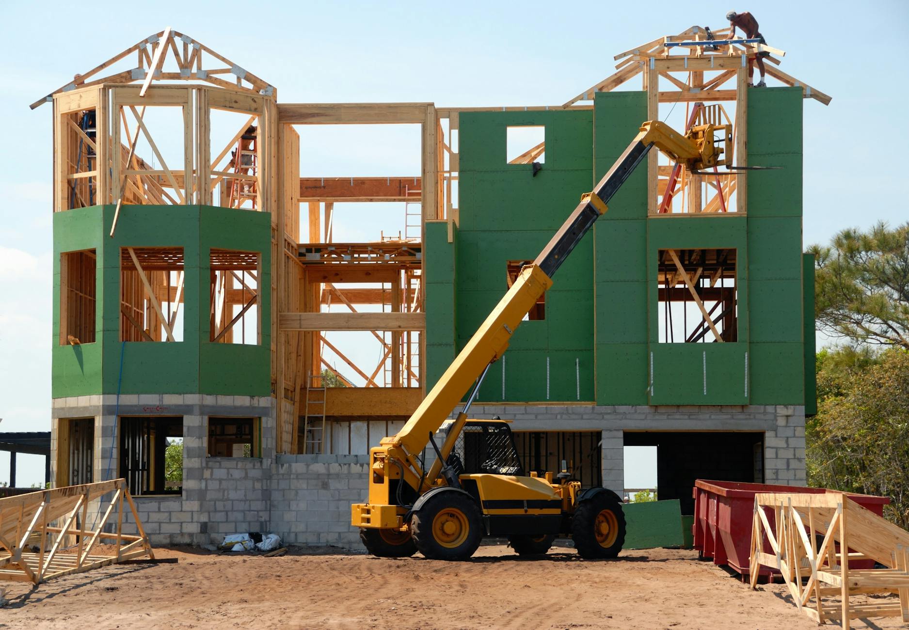 Guide complet des types de plâtrerie : 5 techniques essentielles pour réussir votre rénovation intérieure 2 Pose d'une cloison en plaques de plâtre sur ossature métallique lors d'une rénovation intérieure