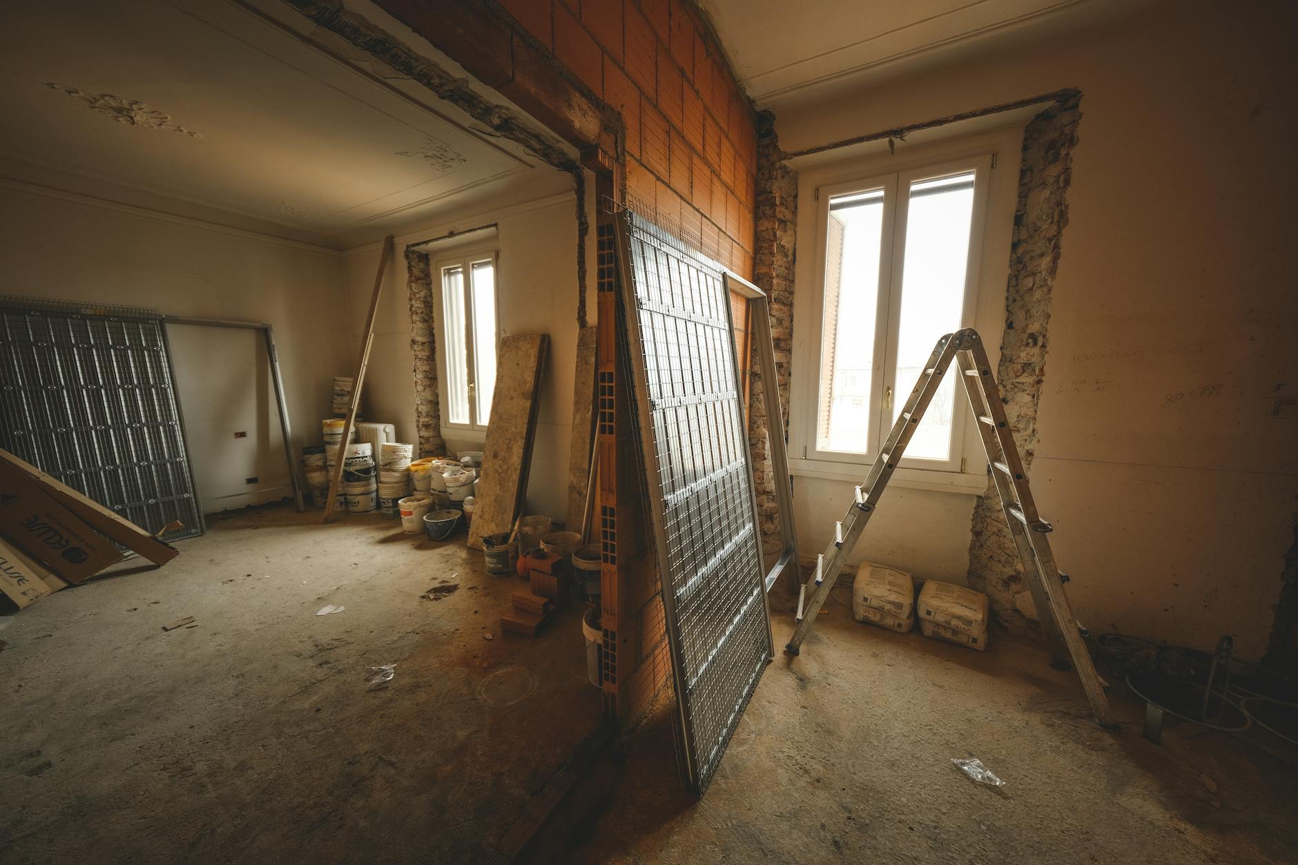 Plâtrier plaquiste autour de moi : guide pratique pour trouver le meilleur artisan en 2026 2 Propriétaire étudiant un devis détaillé pour des travaux de rénovation intérieure en plâtrerie