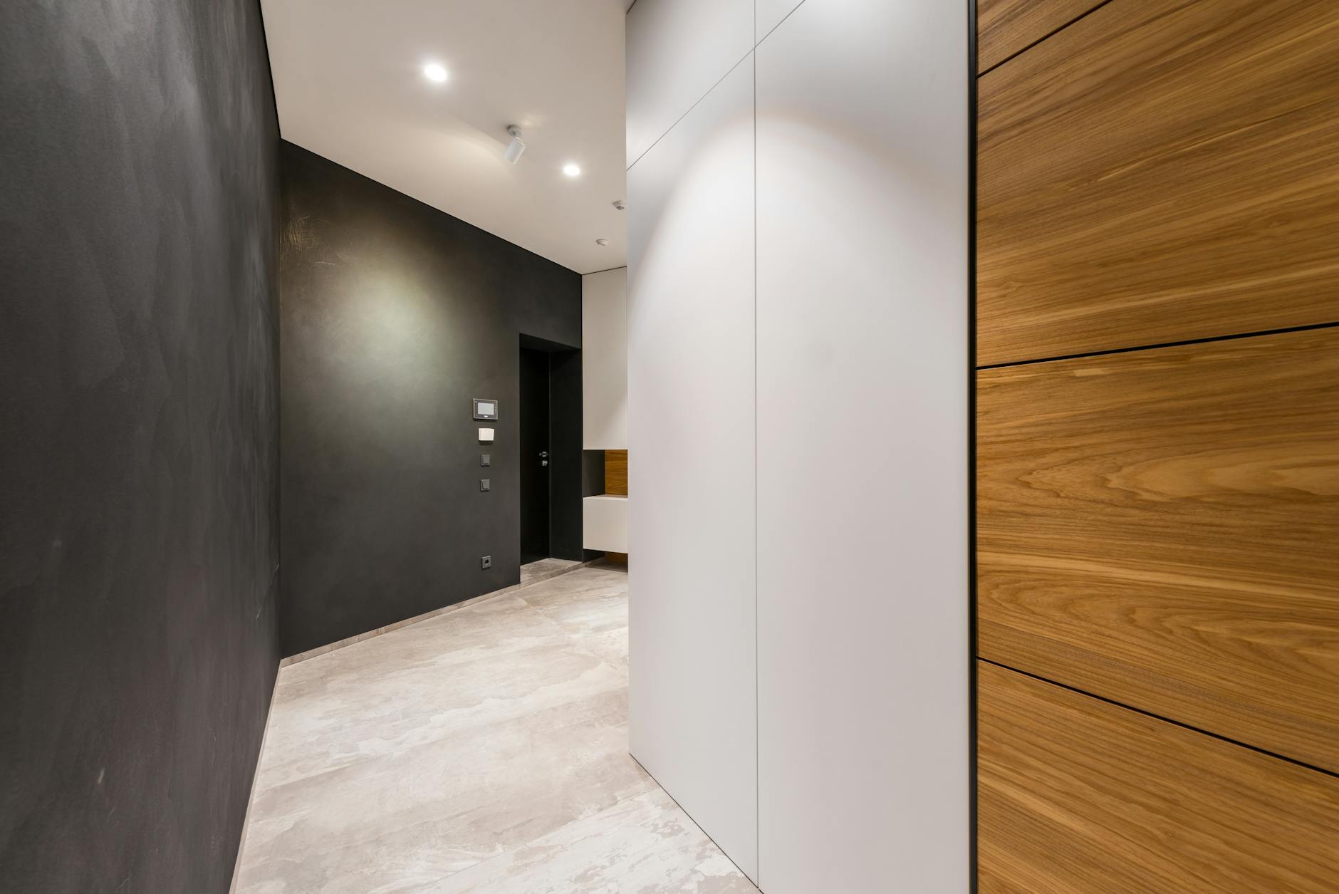 Plâtrier plaquiste autour de moi : guide pratique pour trouver le meilleur artisan en 2026 4 Finitions soignées de plâtrerie dans un appartement moderne avec murs lisses et peinture impeccable