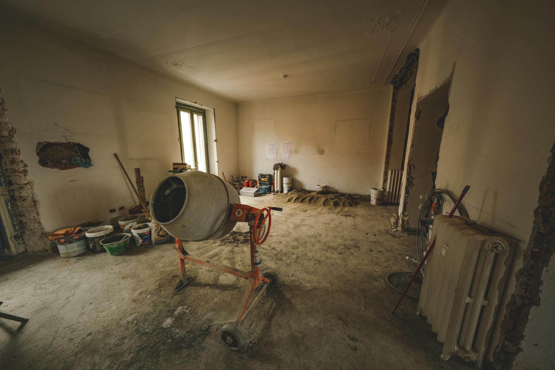 Guide pratique 2026 : comment bien choisir son isolation thermique 3 Rénovation intérieure d'un appartement avec isolation des murs et finitions en plâtrerie