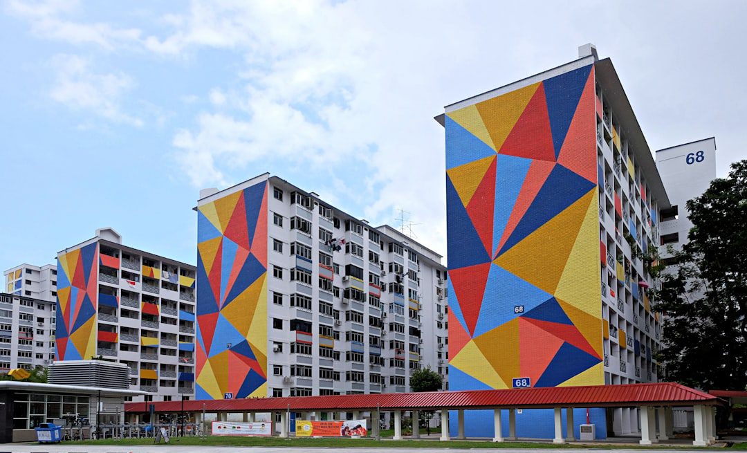 Plâtrier plaquiste autour de moi : guide pratique pour trouver le meilleur artisan en 2026 3 Appartement rénové avec finitions de peinture modernes et plafond lisse en plâtre