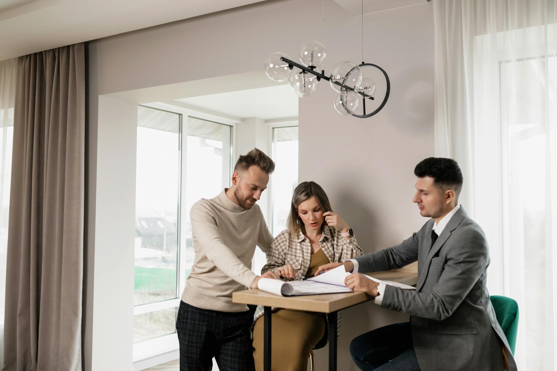 Guide complet MaPrimeRénov' 2025 : 5 aides essentielles pour financer votre rénovation 4 Couple de propriétaires étudiant un devis de rénovation avec les aides MaPrimeRénov