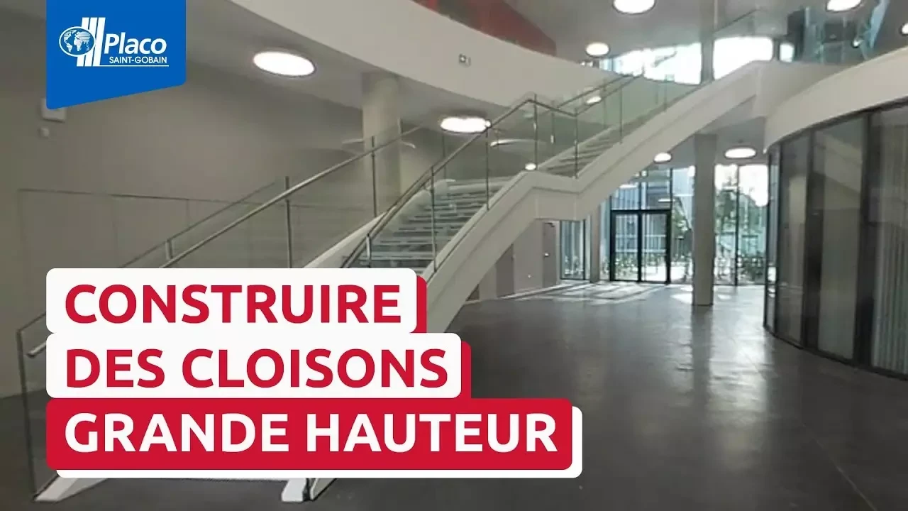Quand remplacer son cloison placo : guide complet 2026 1 Pose de cloison placo de grande hauteur dans des combles aménagés