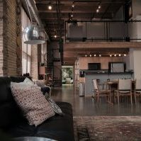 Des extincteurs s'installent à raison d'un tous les 200 m² minimum, à proximité des risques particuliers (cuisine, local technique). Nous réservons leurs emplacements muraux et vous orientons vers un fournisseur agréé pour la fourniture et la maintenance annuelle obligatoire.